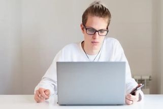 Stále více mladých do 30 let pobírá sociální dávky. Měsíčně si přijdou na poměrně vysokou částku